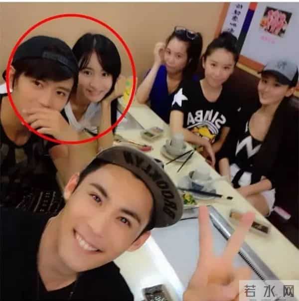 磕到了！任嘉伦当红时“早婚早育”，妻子陪他走过低谷，他把她宠成唯一