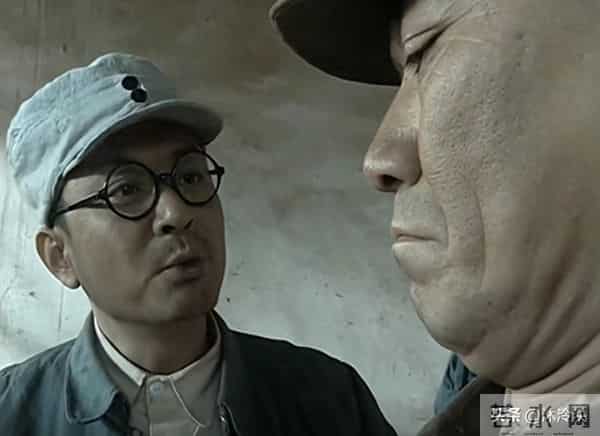 怪不得旅长训完李云龙后,还要陪笑送上一包烟,原来姜还是老的辣