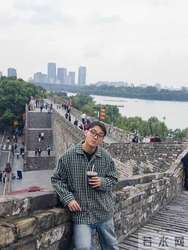 无戏可拍的“腿部男演员”,靠爆火短剧“翻身”?