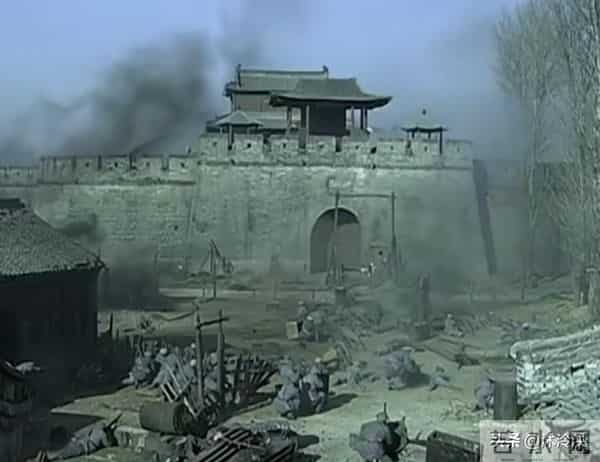 怪不得旅长训完李云龙后,还要陪笑送上一包烟,原来姜还是老的辣