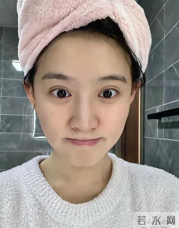 短剧女演员素颜出镜成常态,真实颜值比不过滤镜?