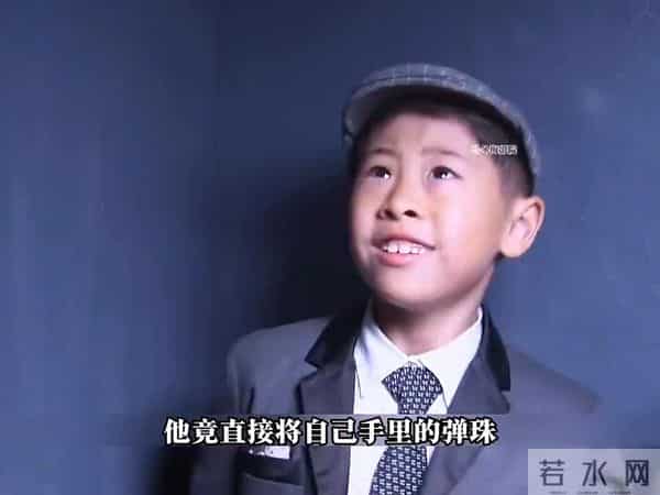小男孩用一颗弹珠救了同伙