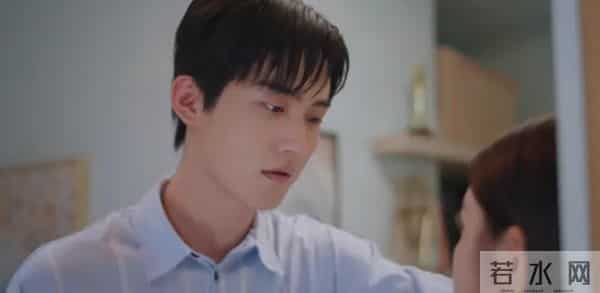 18岁男主疯狂爱上29岁离异女主,他醉酒跑到女主家中强吻女主