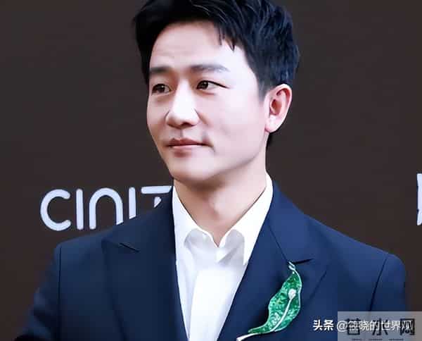 三亚红毯上有趣一幕,章子怡和导演交谈眉开眼笑,孙俪站边成陪衬