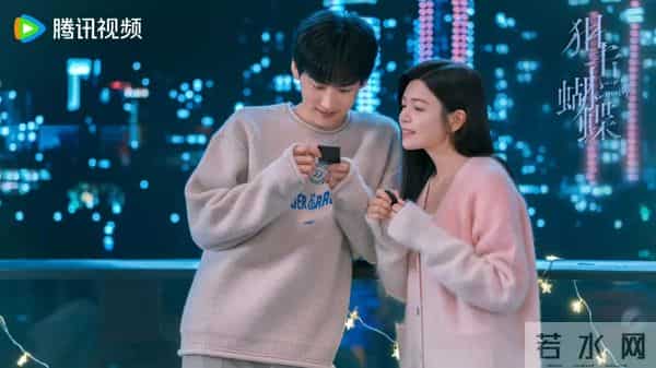 18岁男主疯狂爱上29岁离异女主,他醉酒跑到女主家中强吻女主