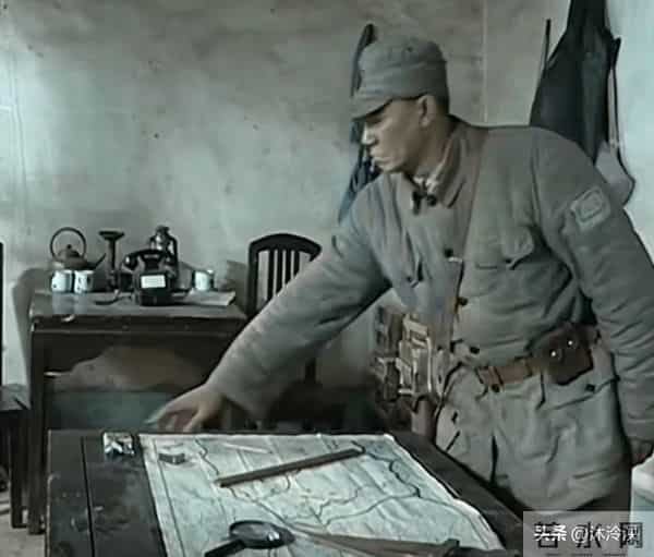 怪不得旅长训完李云龙后,还要陪笑送上一包烟,原来姜还是老的辣