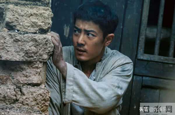 肖战新片上映3天票房破2亿，他三度向剧中儿子索吻遭拒，全网笑翻