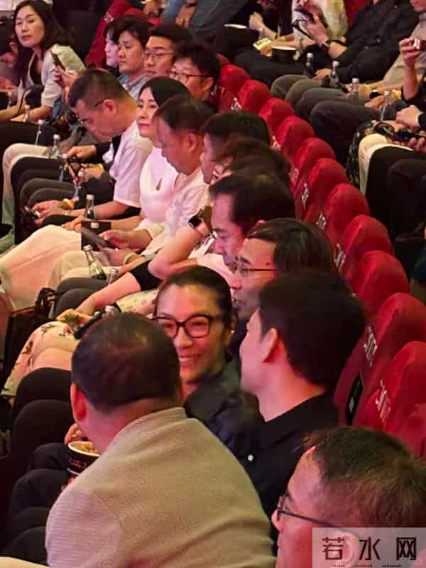 三亚偶遇明星,章子怡一脸褶,四太梁安琪好时髦,奚梦瑶夫妇也在