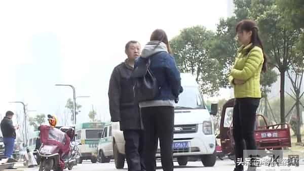 丈夫暴富后抛妻弃子，如今脑梗睡楼道只剩两毛，前妻：关我屁事