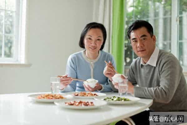 我55岁，搭伙过两个女人后发现，女人上了年纪也很折腾