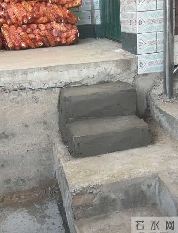 用一张没有孩子的照片，证明你有孩子！网友哭喊：此刻已不是少年