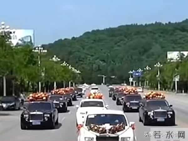 新郎接亲遇到女方20个人拦路，索要30条软中华，外加3万元出阁费
