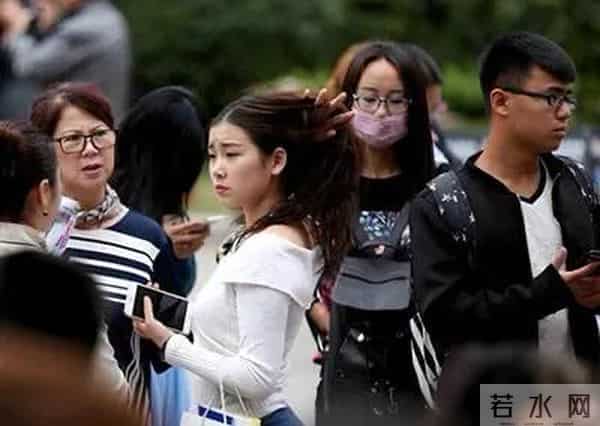 十年产生了1亿剩女!被毒鸡汤耽误的社会底层女性,该何去何从?