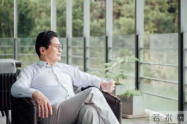 你别不信,大部分公公,都会趁儿子不在家的时候跟儿媳妇保持距离