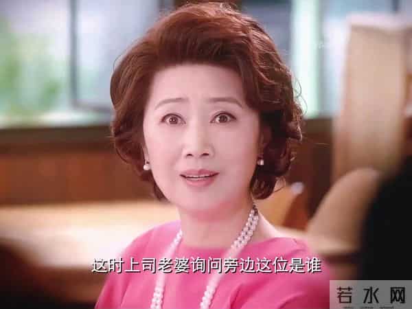 女孩第一次在公公婆婆家吃饭,却将一壶酒泼向公公。貌似韩剧。