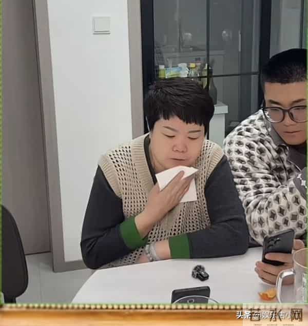 双胞胎父亲结婚时照片流出 生活条件很好 疑似亲戚透露更多内情