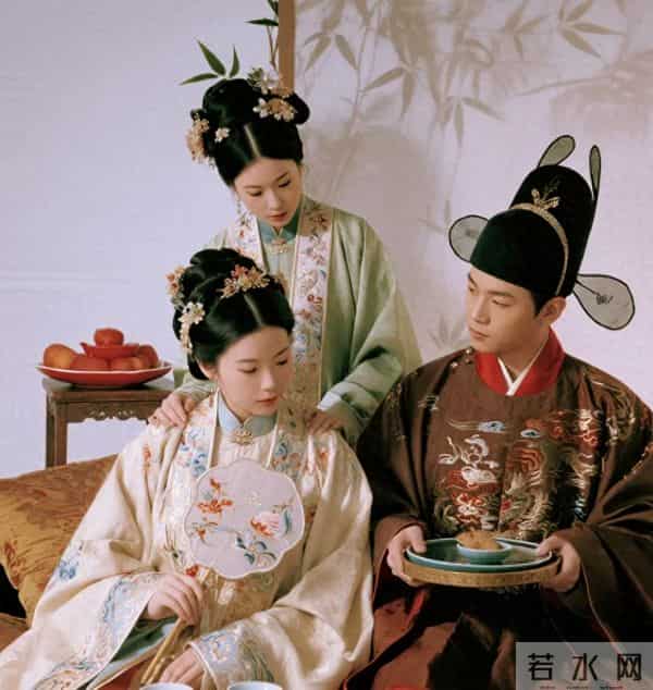 未婚夫退婚另娶我表妹,我没闹,宫宴上她盯着在皇帝旁的我傻眼了