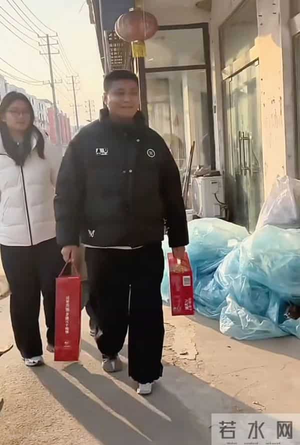 失散27年双胞胎弟弟出来道歉