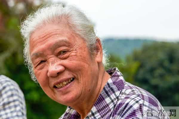 你别不信,大部分公公,都会趁儿子不在家的时候跟儿媳妇保持距离