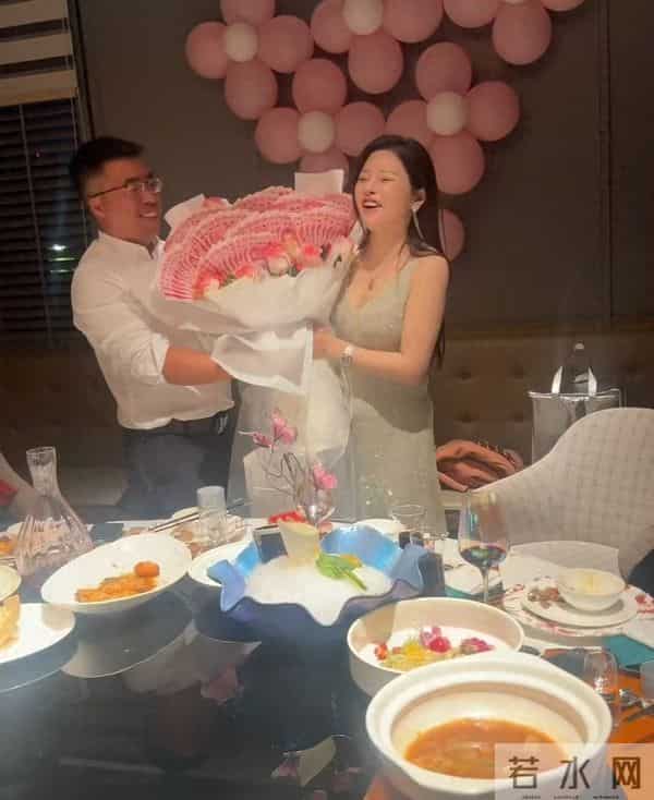 男子斥巨资给女友庆生，想拥抱被她躲开，网友：转账一停感情归零