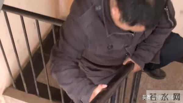 丈夫暴富后抛妻弃子，如今脑梗睡楼道只剩两毛，前妻：关我屁事