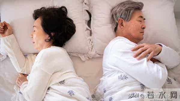两性晚年现象-分房睡的夫妻，到最后都摆脱不了这两种结局！