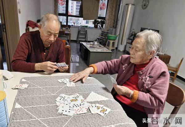 如果儿子发现了爸爸的婚外孩子,该不该跟妈妈说呢