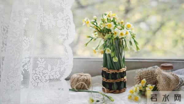 人一旦躺在床上才发现，亲戚再亲只来看你，子女有孝心也没空陪你