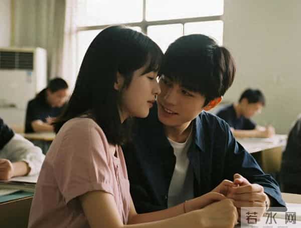 异地三年等来男友官宣闺蜜,我转身出国,两年后晒豪门新欢,他哭了