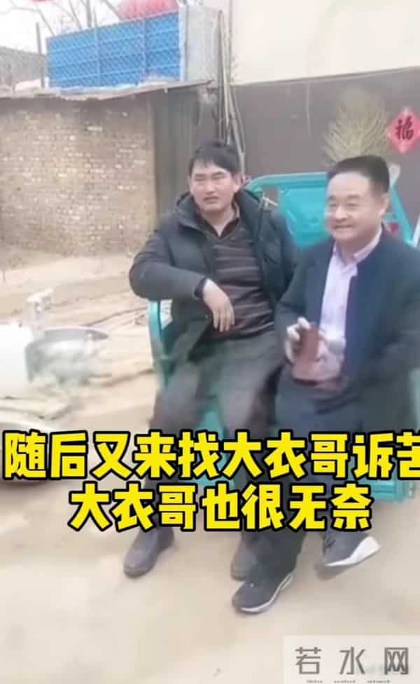 大衣嫂拒开门，前夫登门要钱，三十年旧账翻出新愁