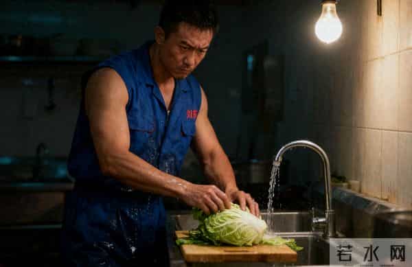 36岁女校长相亲总失败,我开玩笑说咱俩凑合,次日她把户口本拿来