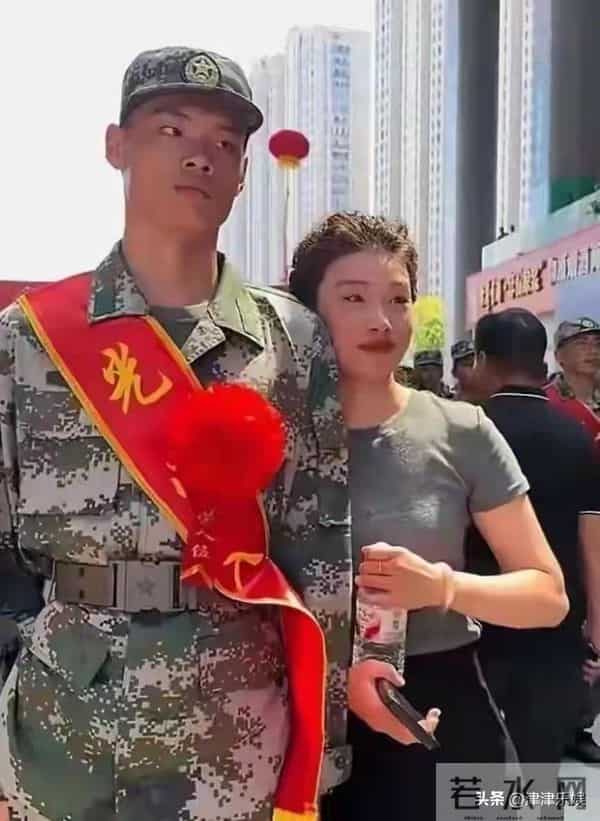 妈妈送儿子参军！因年轻被认成姐姐！46岁长得像20+岁太美了