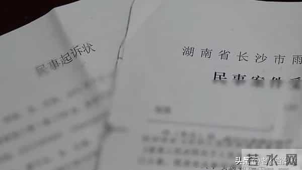 丈夫暴富后抛妻弃子，如今脑梗睡楼道只剩两毛，前妻：关我屁事