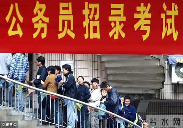 情侣一起考公男友考上辽宁公务员 女生：3年感情比不上1个编制？