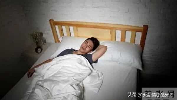 两性晚年现象-分房睡的夫妻，到最后都摆脱不了这两种结局！