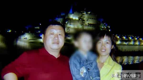 丈夫暴富后抛妻弃子，如今脑梗睡楼道只剩两毛，前妻：关我屁事