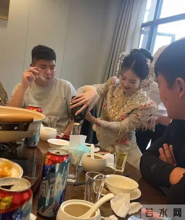 新娘性格随和,敬酒时伴郎团乱开玩笑不生气,网友:新郎心够大的