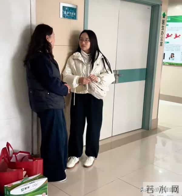 小凤明显又发库存视频,从这里得知她人在吉林,可视频里却在重庆