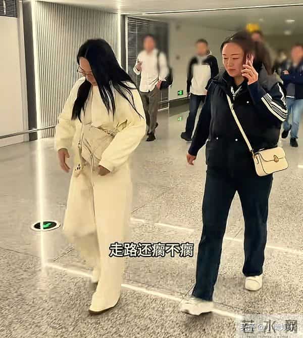 小凤连夜飞到重庆，没看成阿姨，反而被阿姨整哭了