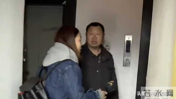 丈夫暴富后抛妻弃子，如今脑梗睡楼道只剩两毛，前妻：关我屁事