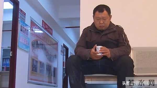 丈夫暴富后抛妻弃子，如今脑梗睡楼道只剩两毛，前妻：关我屁事