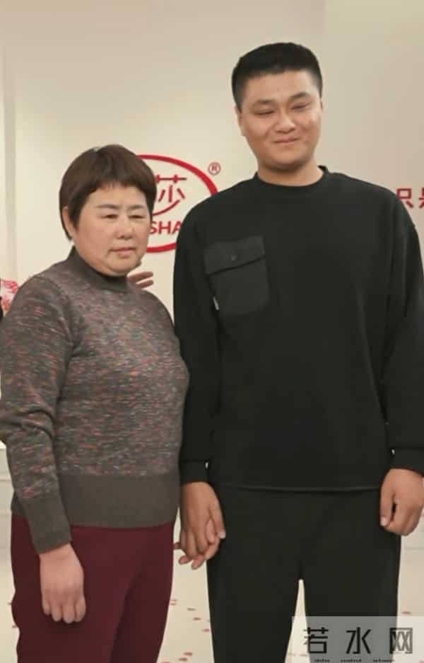 失散27年双胞胎之哥哥,出息了,带着养母直播带货