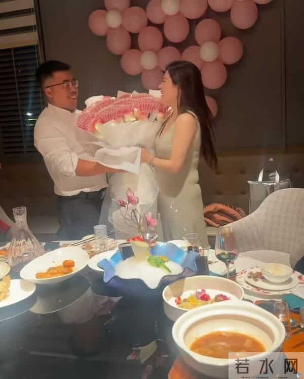 男子斥巨资给女友庆生，想拥抱被她躲开，网友：转账一停感情归零