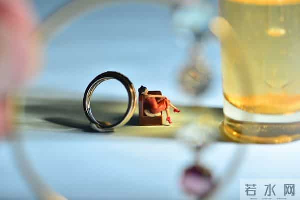 小三终极胜利:不是取代,而是让原配困在“活寡”的牢笼里