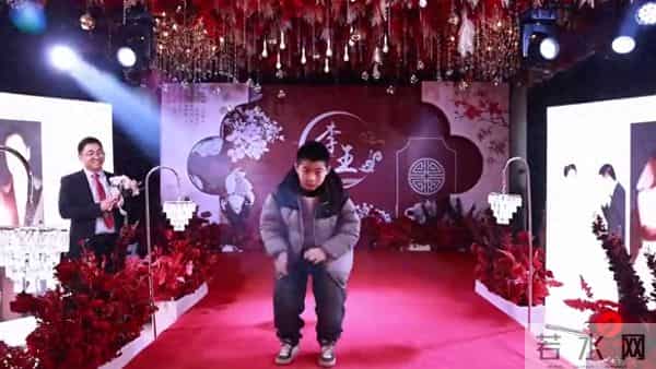 婚礼现场,外甥突然上台,来了一曲科目三,新郎表情瞬间亮了