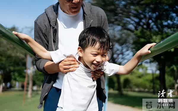 央视爆剧《四喜》：告诉你一个事实，当你的孩子变得越来越懂事，不是他长大成熟了，反而说明家里出事了……