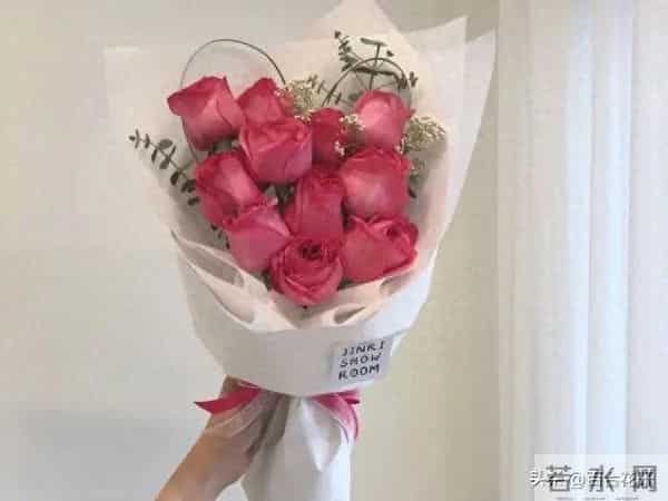 两性关系：女人对男人入了心，才会出现这些本能反应，藏不住的