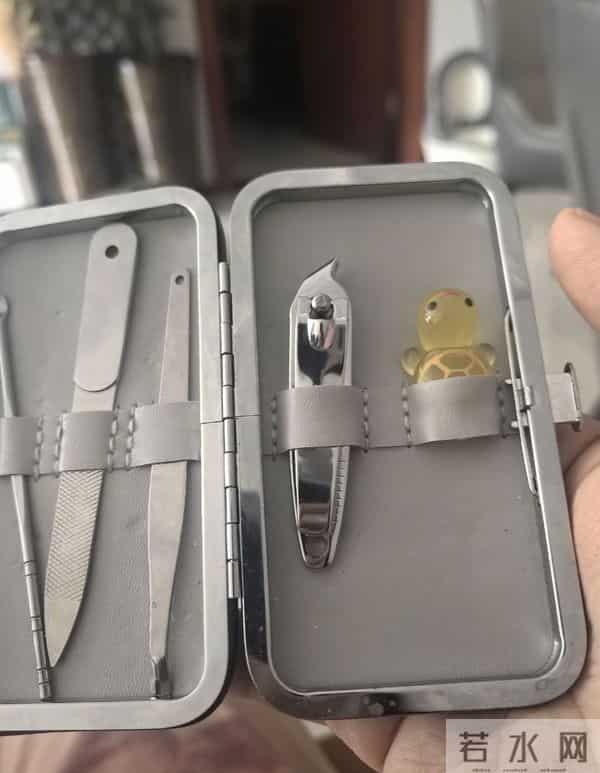 用一张没有孩子的照片，证明你有孩子！网友哭喊：此刻已不是少年