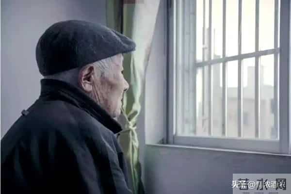 我退休金8600，老伴去世后，和农村女人搭伙，没想日子能过成这样