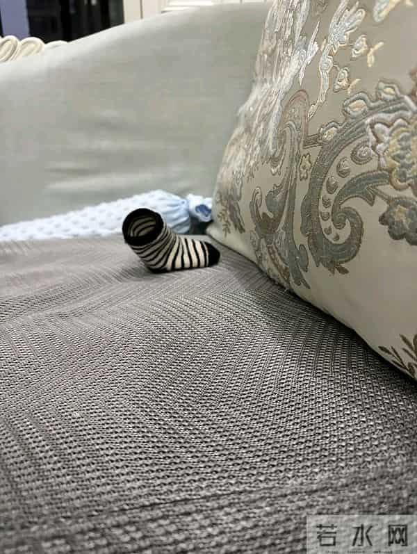 用一张没有孩子的照片，证明你有孩子！网友哭喊：此刻已不是少年